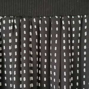 TAN JAY MIDI PLEATED BLACK SKIRT WITH WHITE DOTTED LINES ( SIZE M )